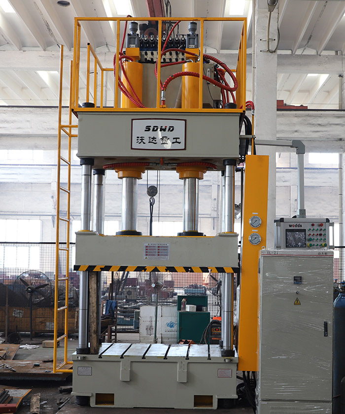 灰鬥車(che)成型液壓機實物(wu)拍攝