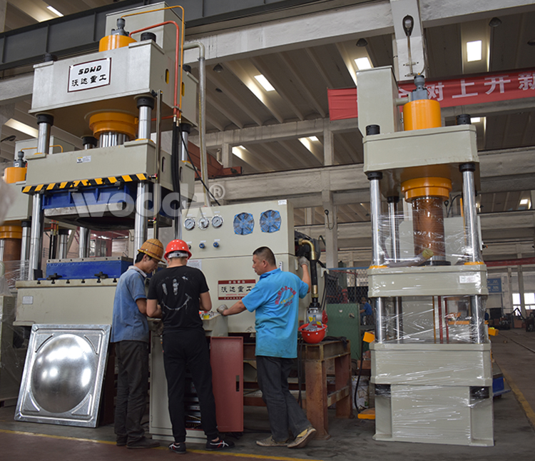 不(bú)鏽鋼水箱(xiang)四柱拉伸(shen)液壓機