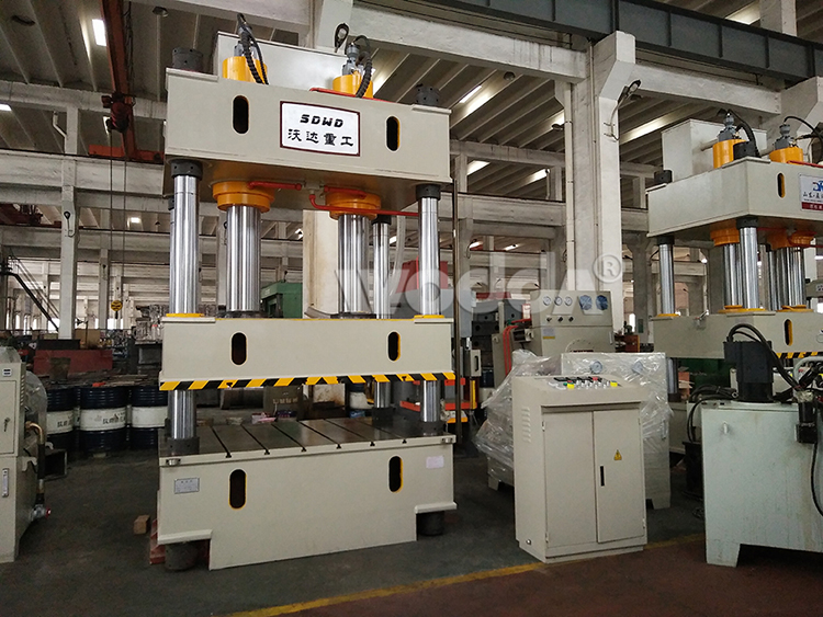 三梁(liáng)四柱液壓機