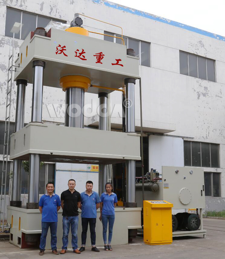 三梁(liáng)四柱液壓(yā)機