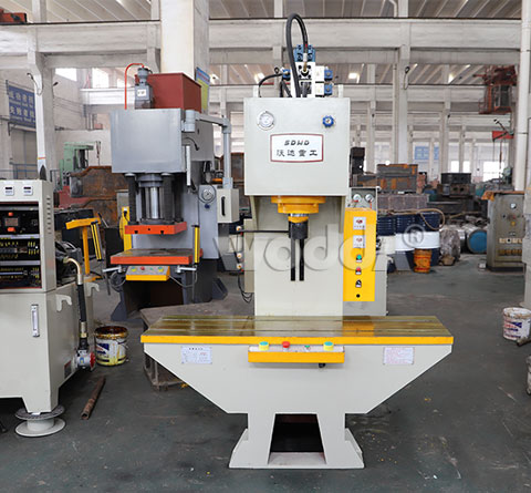 單柱(zhu)液壓機(ji)