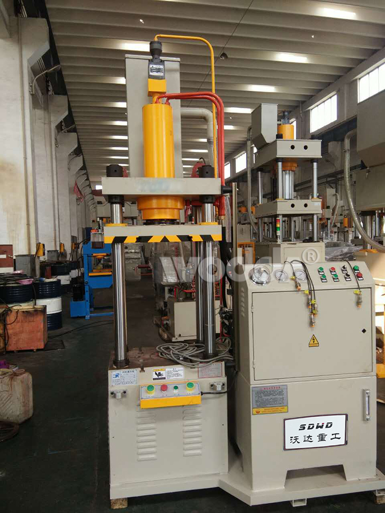 40噸連(lián)體四柱液(ye)壓機