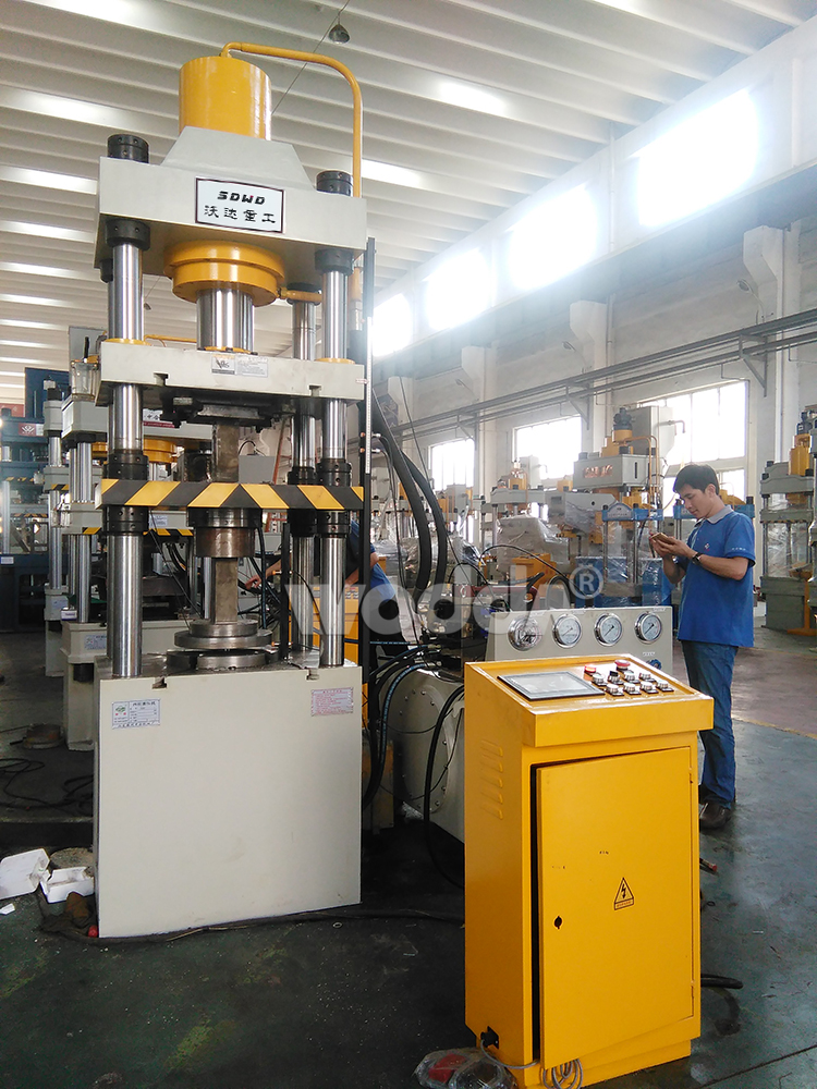 150噸四(si)柱液壓機(jī)