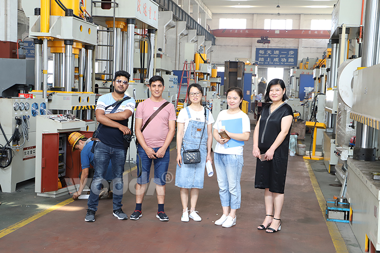 四(si)梁四柱液(ye)壓機