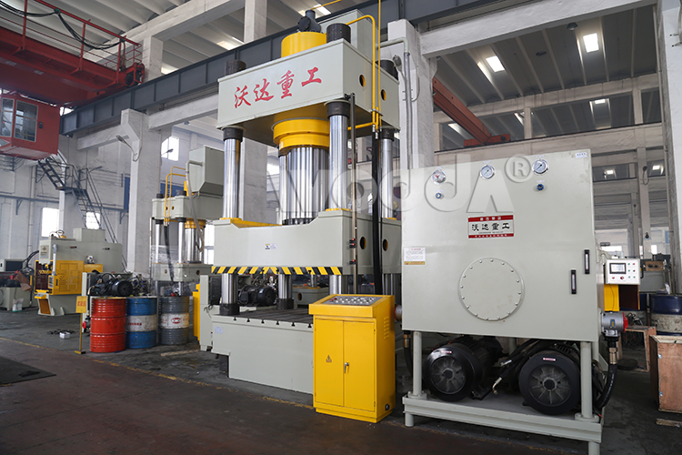 三(san)梁四柱液壓(yā)機