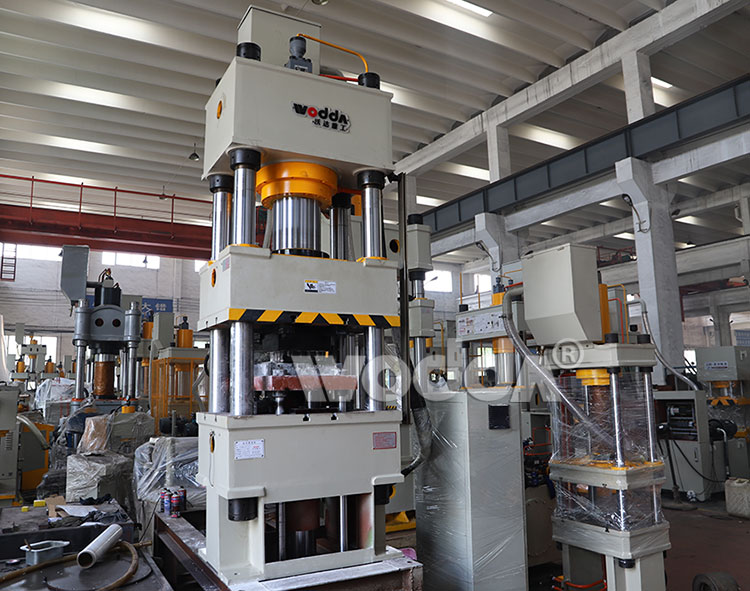 四(si)梁四柱液(yè)壓機