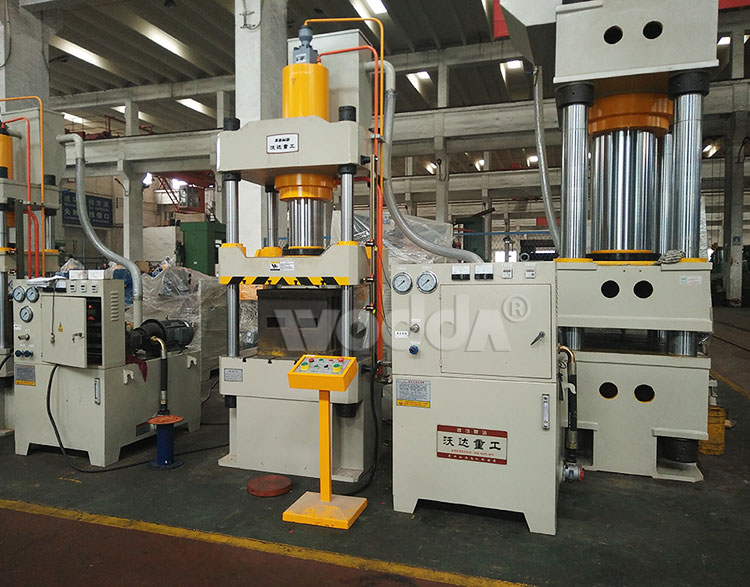 三(san)梁四柱液壓(yā)機