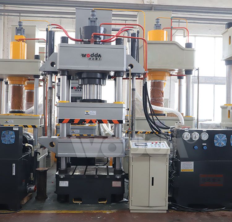 四(si)梁四柱液(yè)壓機實拍(pāi)圖