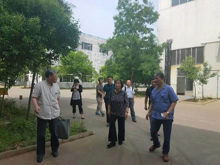 北京一機劉(liu)宇淩總工程師(shi)來沃達液壓機(jī)考察