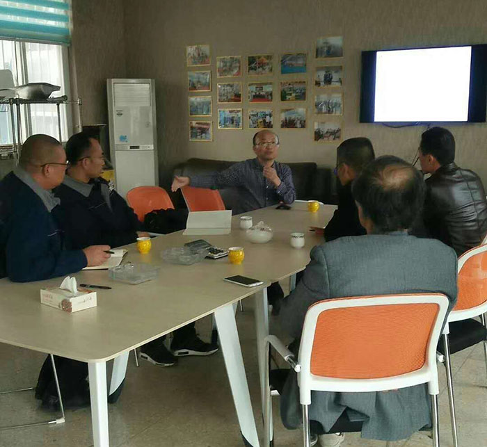 沃達液壓機技(jì)術人員與上海(hai)交大教授深入(rù)溝通