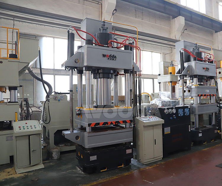 四梁四(sì)柱液壓機(jī)實物圖