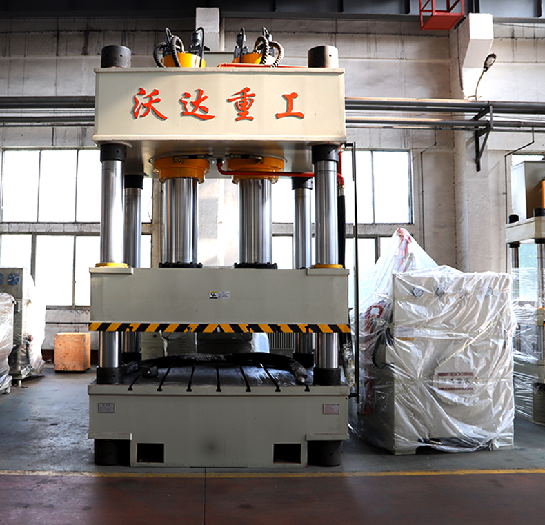 電(dian)動車擋風成型(xíng)液壓機