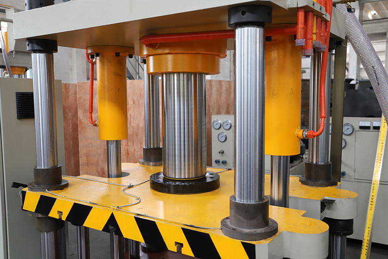 電磁爐(lu)隔熱圈(quān)液壓機(ji)