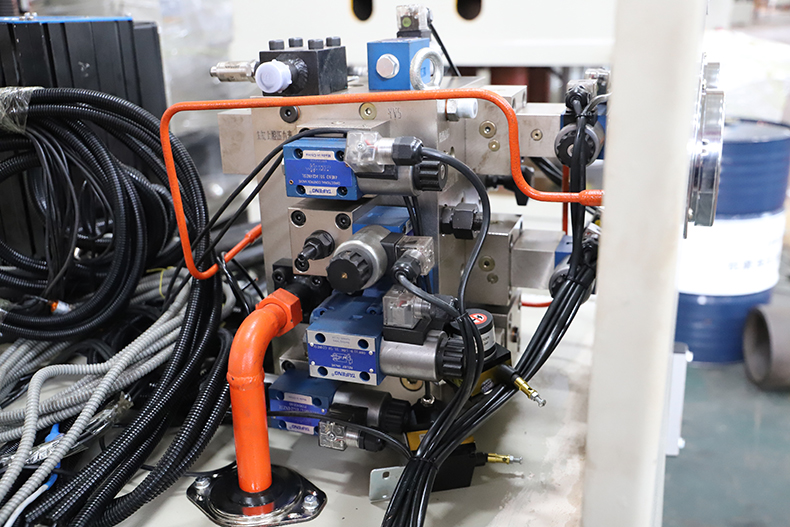 電磁爐(lu)隔熱圈(quan)液壓機(jī)