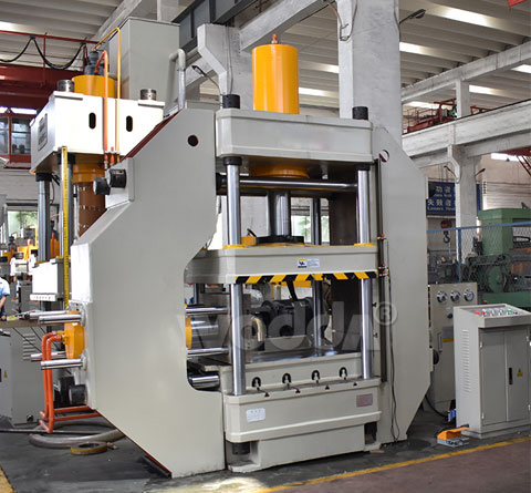 200噸帶(dai)側缸液壓(yā)機