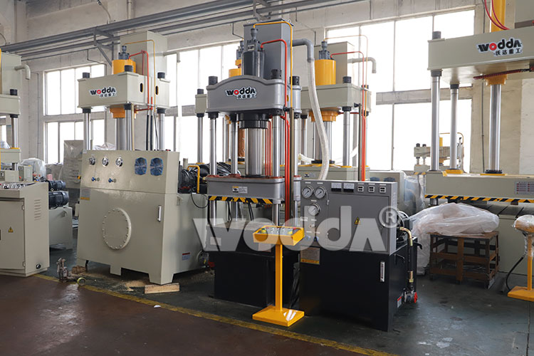 200T三梁四柱液(ye)壓機