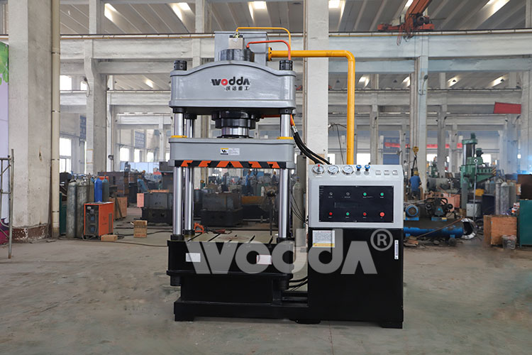 200噸(dūn)四柱液壓機