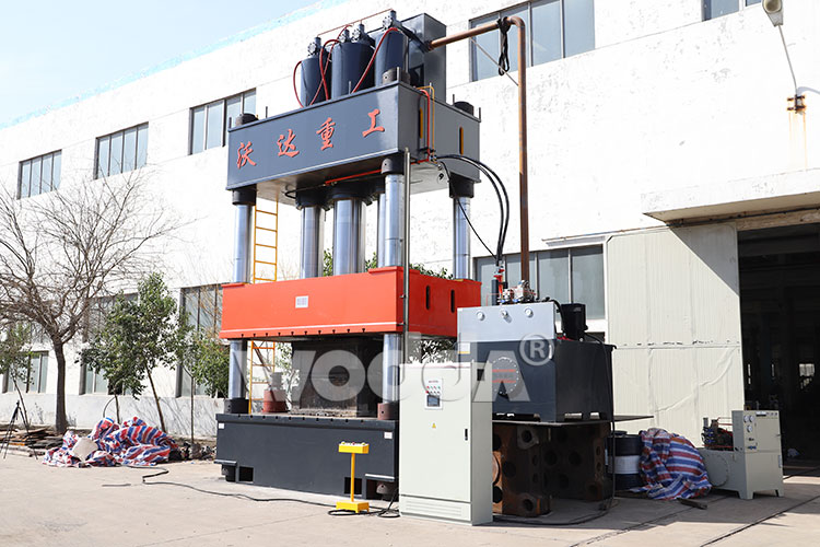 1800T三梁(liáng)四柱液壓(yā)機