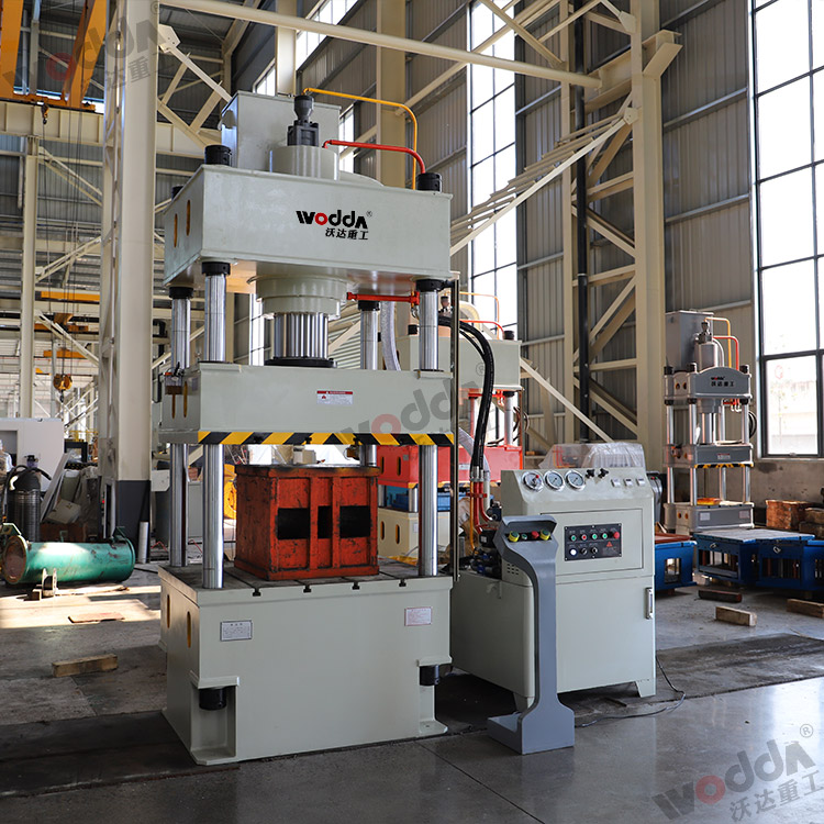 200噸四(sì)柱拉伸液(ye)壓機