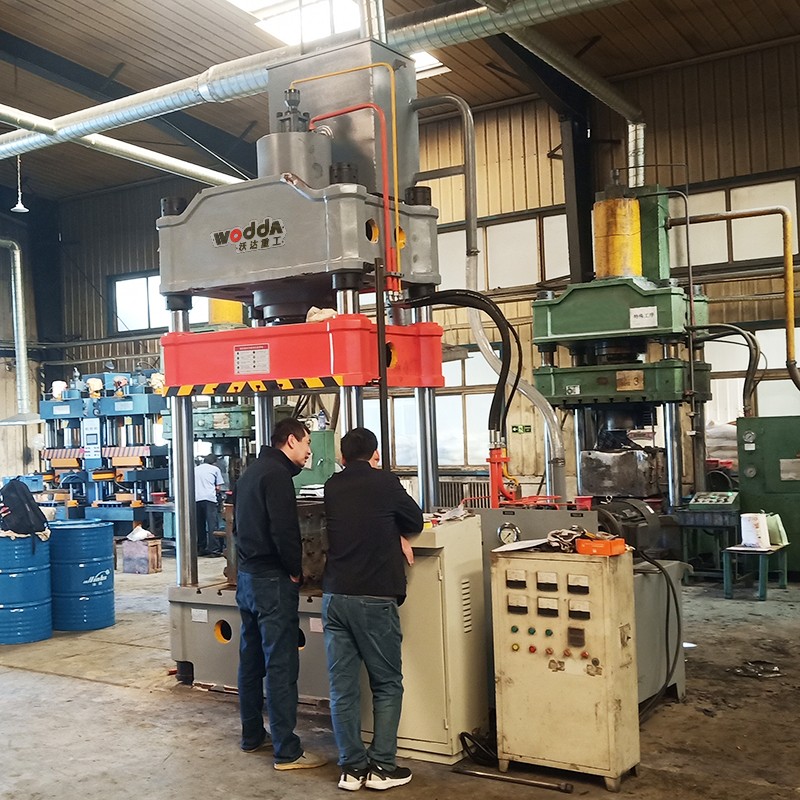 315噸國标三(sān)梁四柱液壓機