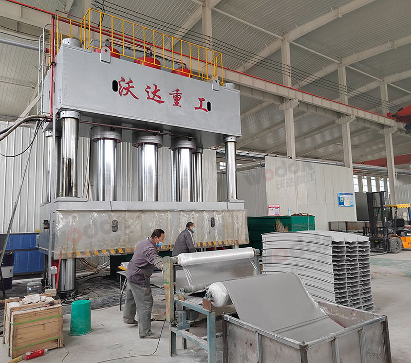 2000噸SMC玻璃鋼電纜(lan)橋架成型液壓(ya)機