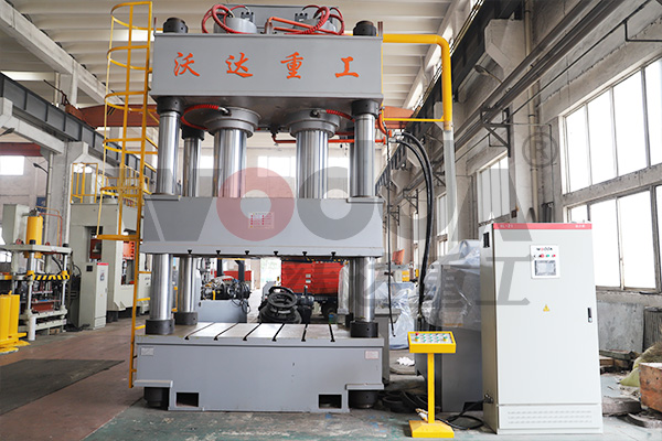 三(san)梁四柱(zhu)液壓機(jī)價格