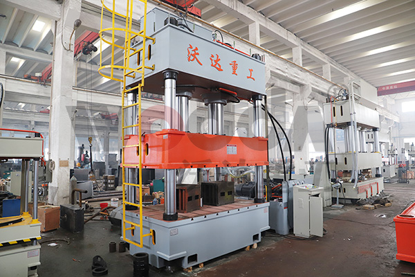 三(san)梁四柱(zhu)液壓機(jī)價格