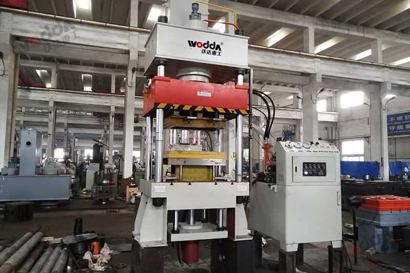 不鏽(xiù)鋼托盤拉伸液(ye)壓機