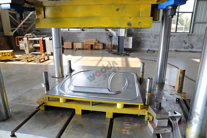 200噸(dun)不鏽鋼蓋成型液(ye)壓機