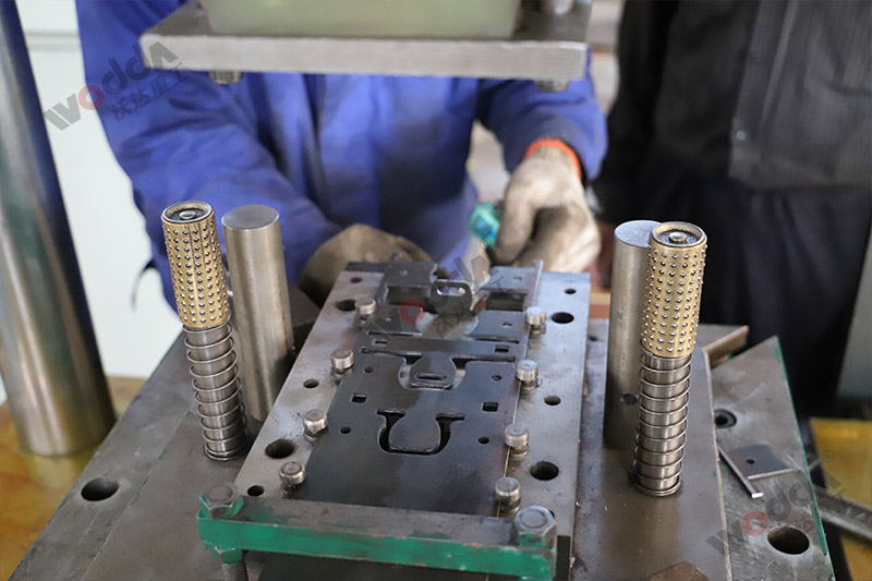 200噸五金配件成型(xing)液壓機