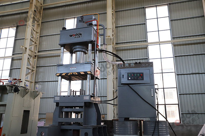 200噸輪毂(gū)拉伸成型液壓機(jī)