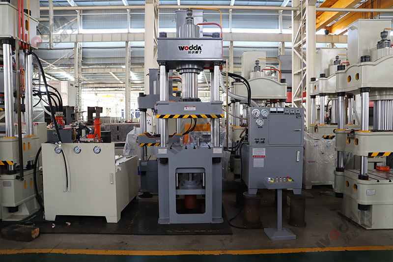 200噸拉伸(shēn)液壓機