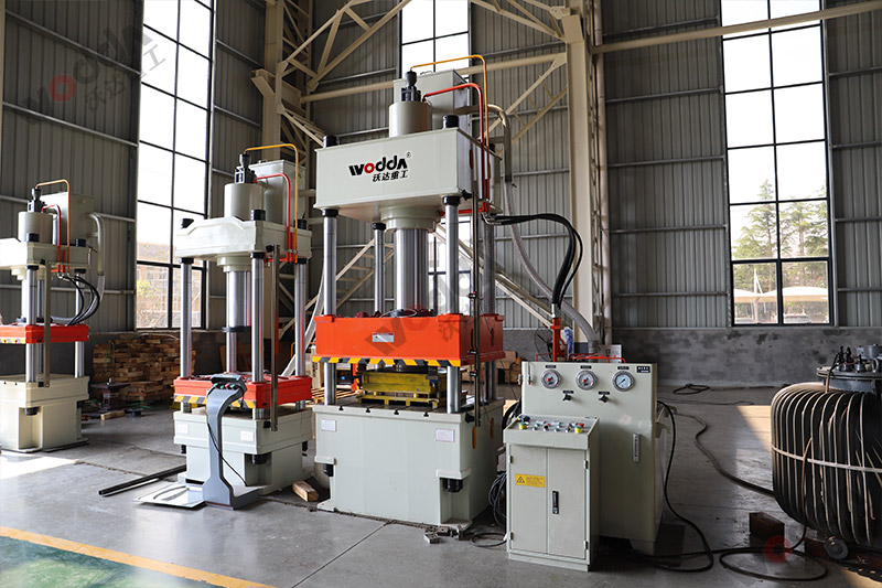 200噸不鏽(xiù)鋼薄闆拉(lā)伸液壓機(jī)