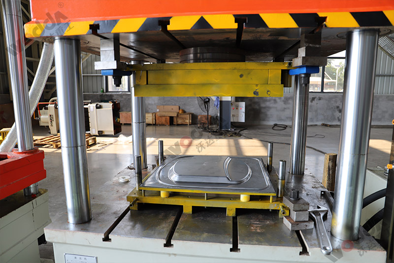 200噸(dun)不鏽鋼薄(báo)闆拉伸液(yè)壓機