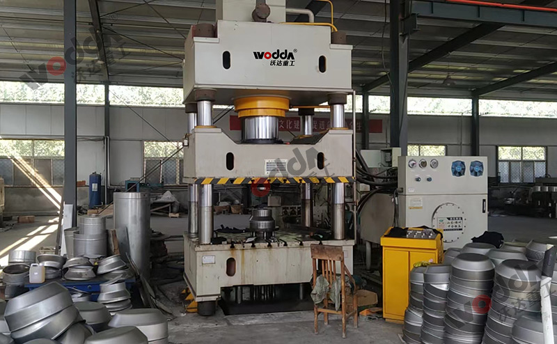 500噸不鏽鋼封頭拉(la)伸液壓機