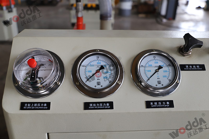 100噸三梁四(si)柱液壓機(jī)壓力表