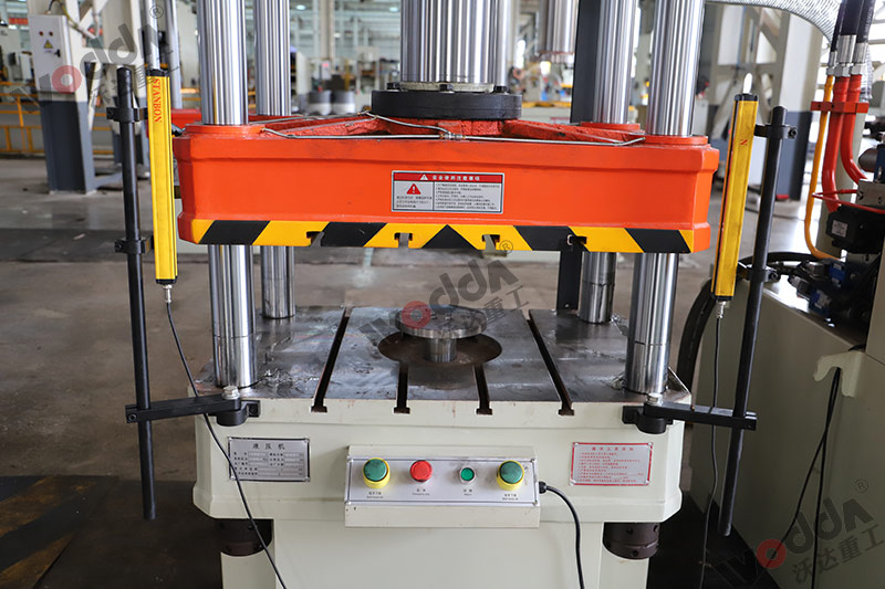 100噸三(san)梁四柱液(ye)壓機工作(zuò)台