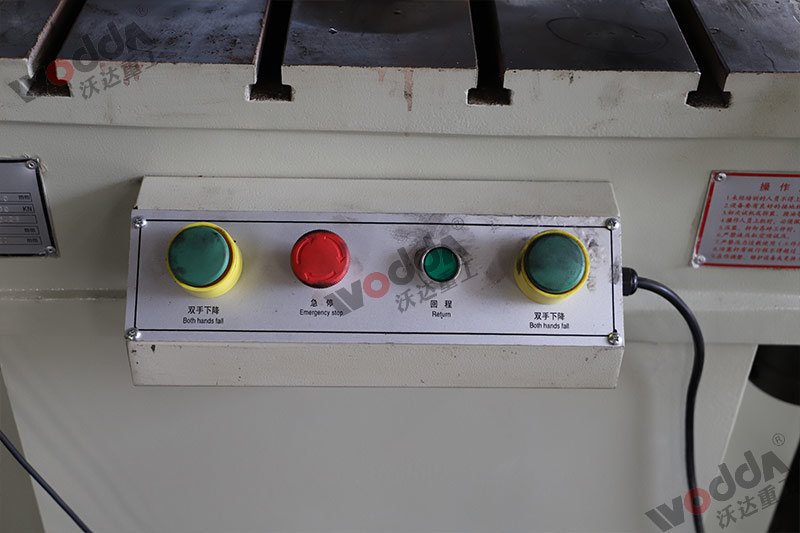 100噸(dun)三梁四柱(zhu)液壓機按(àn)鈕