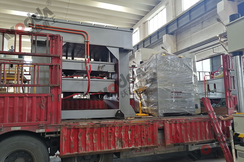 不鏽鋼(gāng)托盤拉(la)伸液壓(yā)機裝車(che)發貨