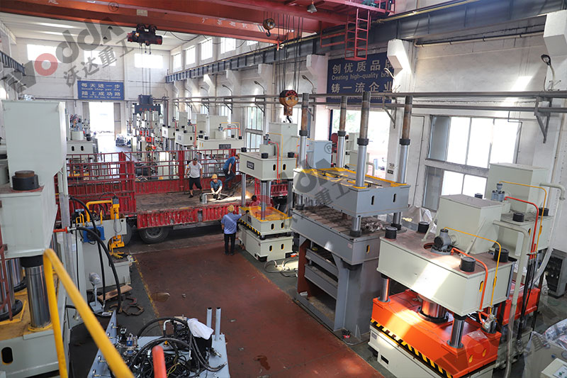 不(bú)鏽鋼托(tuō)盤拉伸(shen)液壓機(jī)裝車發(fa)貨