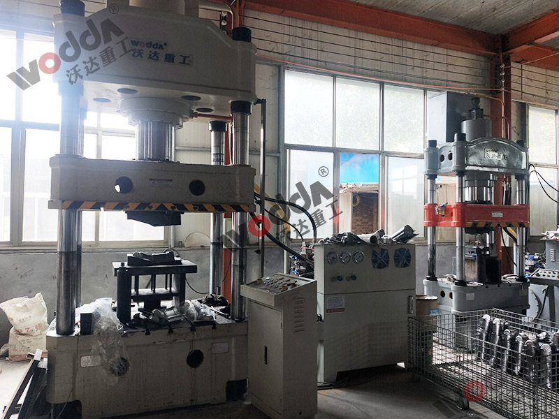 200噸金(jin)屬薄闆拉(la)伸機