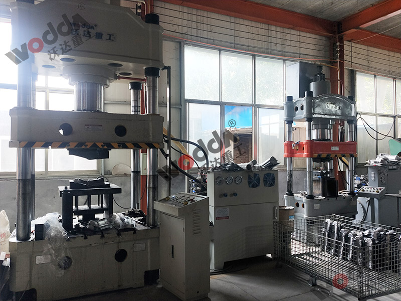 200噸金(jin)屬薄闆拉(la)伸機