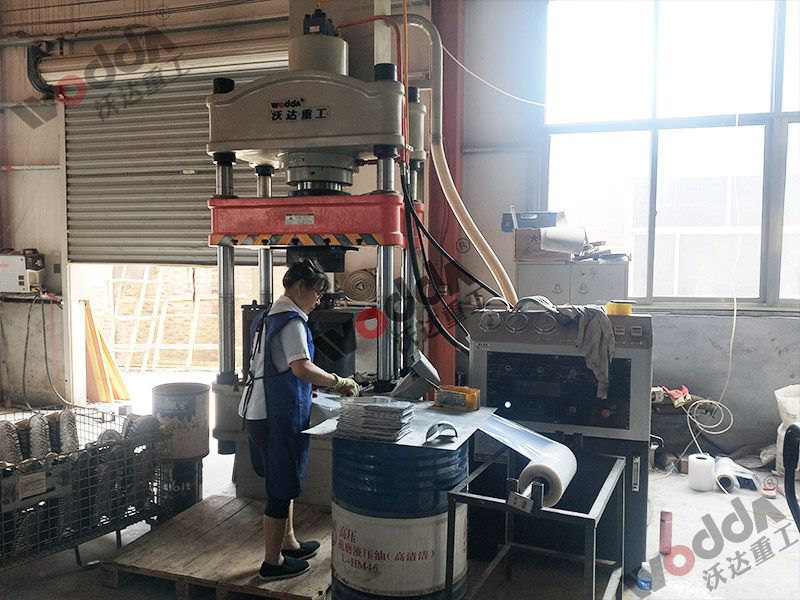 200噸金(jīn)屬薄闆拉(lā)伸機