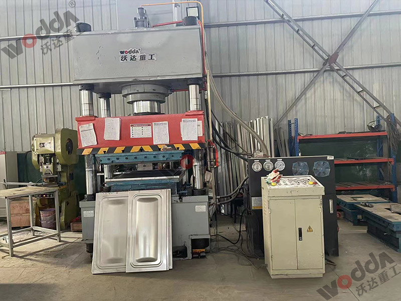 400噸巧克力(li)水箱闆拉伸(shēn)液壓機