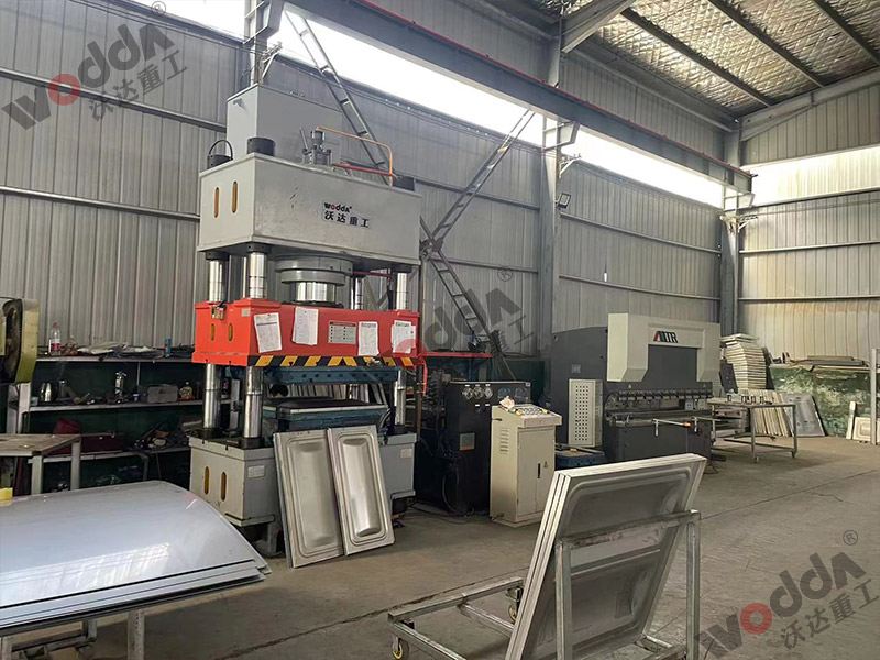 400噸巧克力水(shuǐ)箱闆拉伸液(ye)壓機