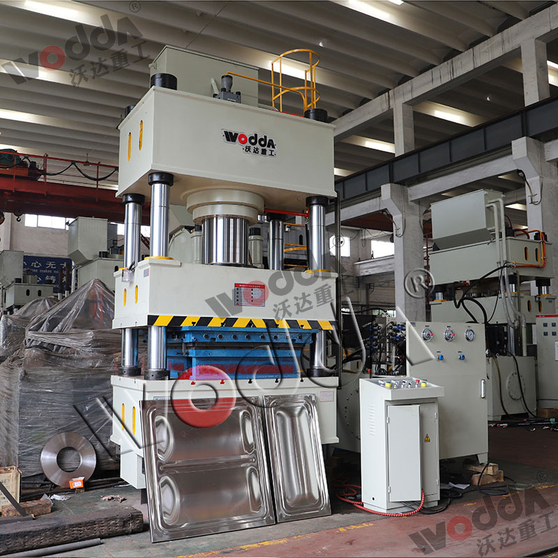 400噸不鏽鋼水(shui)箱成型液壓(yā)機