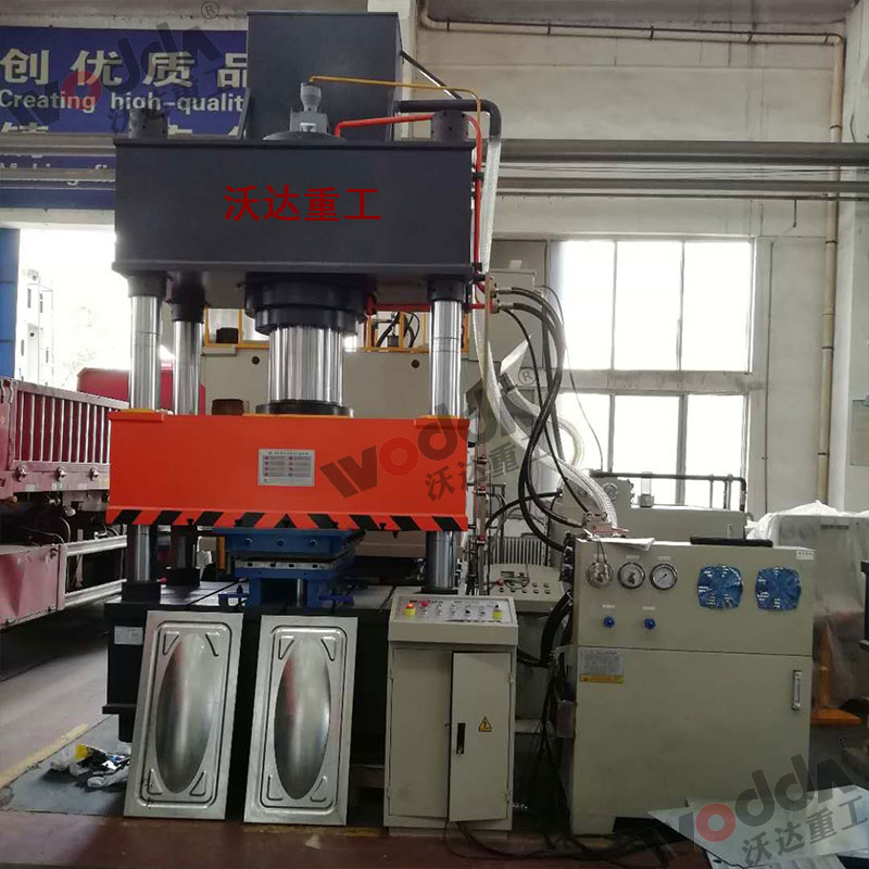 400噸不(bú)鏽鋼水箱成(cheng)型液壓機