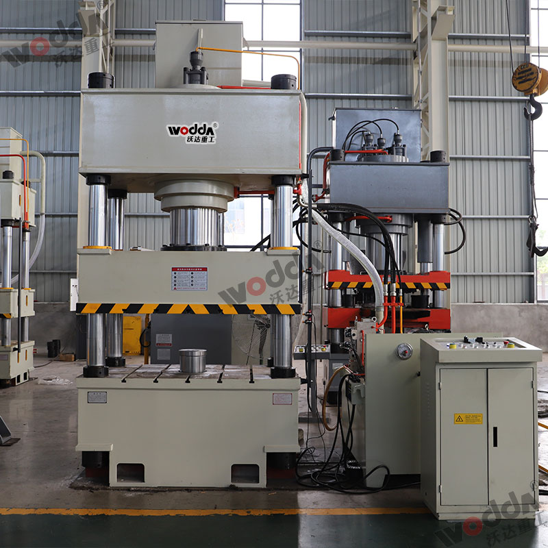 400噸(dūn)不鏽鋼水箱闆拉(lā)伸液壓機