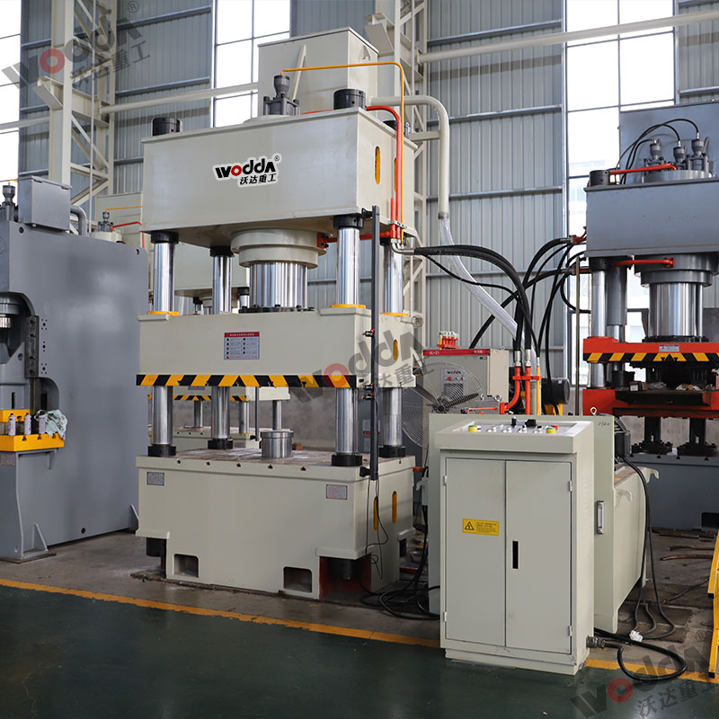 400噸不鏽鋼水(shuǐ)箱闆拉伸液壓機(jī)