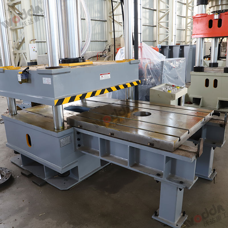 200噸移動(dòng)工作台(tai)液壓機(jī)